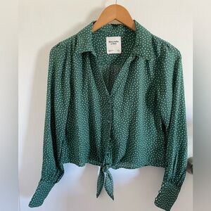 Abercrombie & Fitch 🍀 Green Polka Dot Tie-front shirt